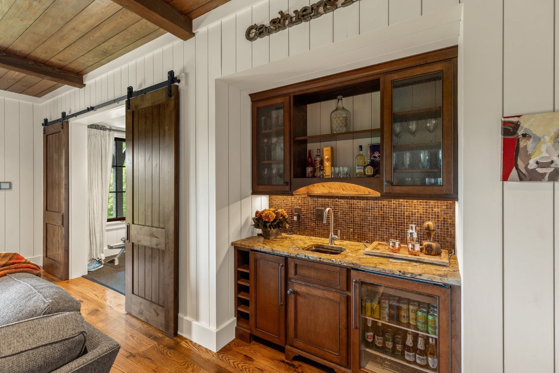 Glenville, North Carolina 28736, United States, 5 Bedrooms Bedrooms, ,6 BathroomsBathrooms,Residential,Active,201348