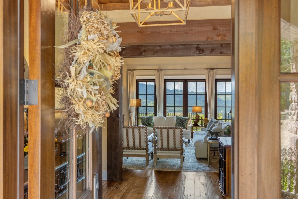 Glenville, North Carolina 28736, United States, 5 Bedrooms Bedrooms, ,6 BathroomsBathrooms,Residential,Active,201348