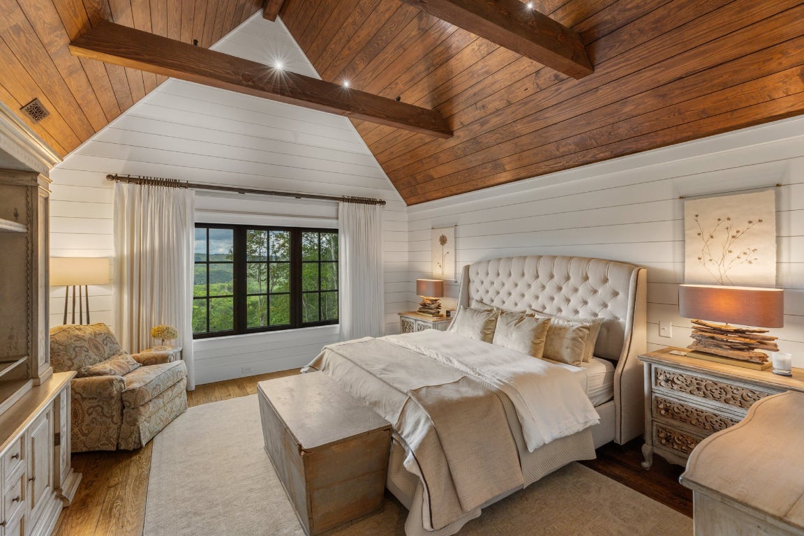 Glenville, North Carolina 28736, United States, 5 Bedrooms Bedrooms, ,6 BathroomsBathrooms,Residential,Active,201348