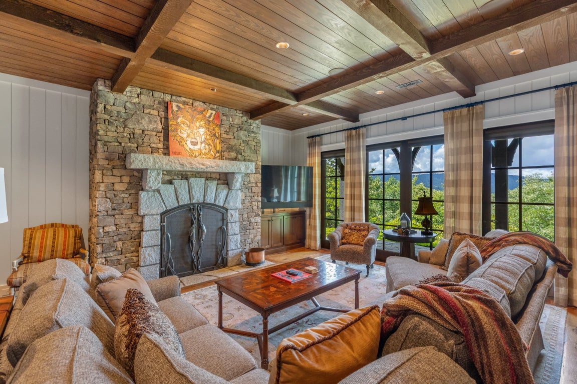 Glenville, North Carolina 28736, United States, 5 Bedrooms Bedrooms, ,6 BathroomsBathrooms,Residential,Active,201348