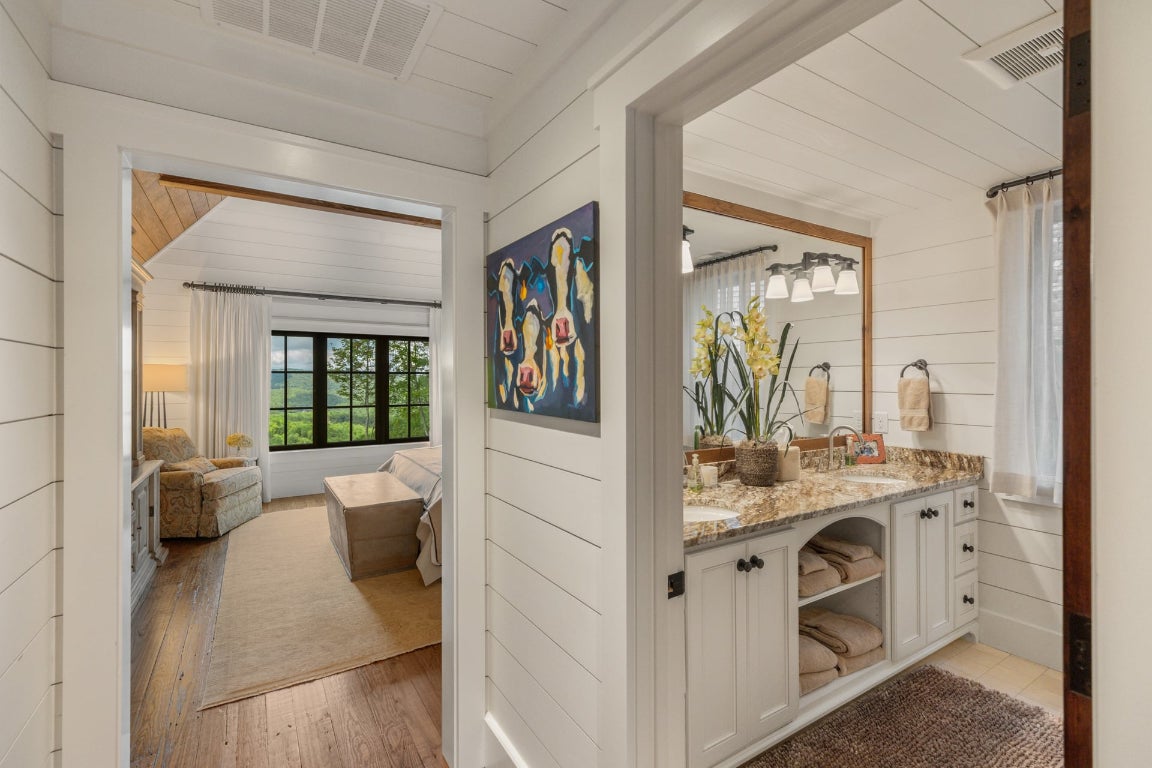 Glenville, North Carolina 28736, United States, 5 Bedrooms Bedrooms, ,6 BathroomsBathrooms,Residential,Active,201348