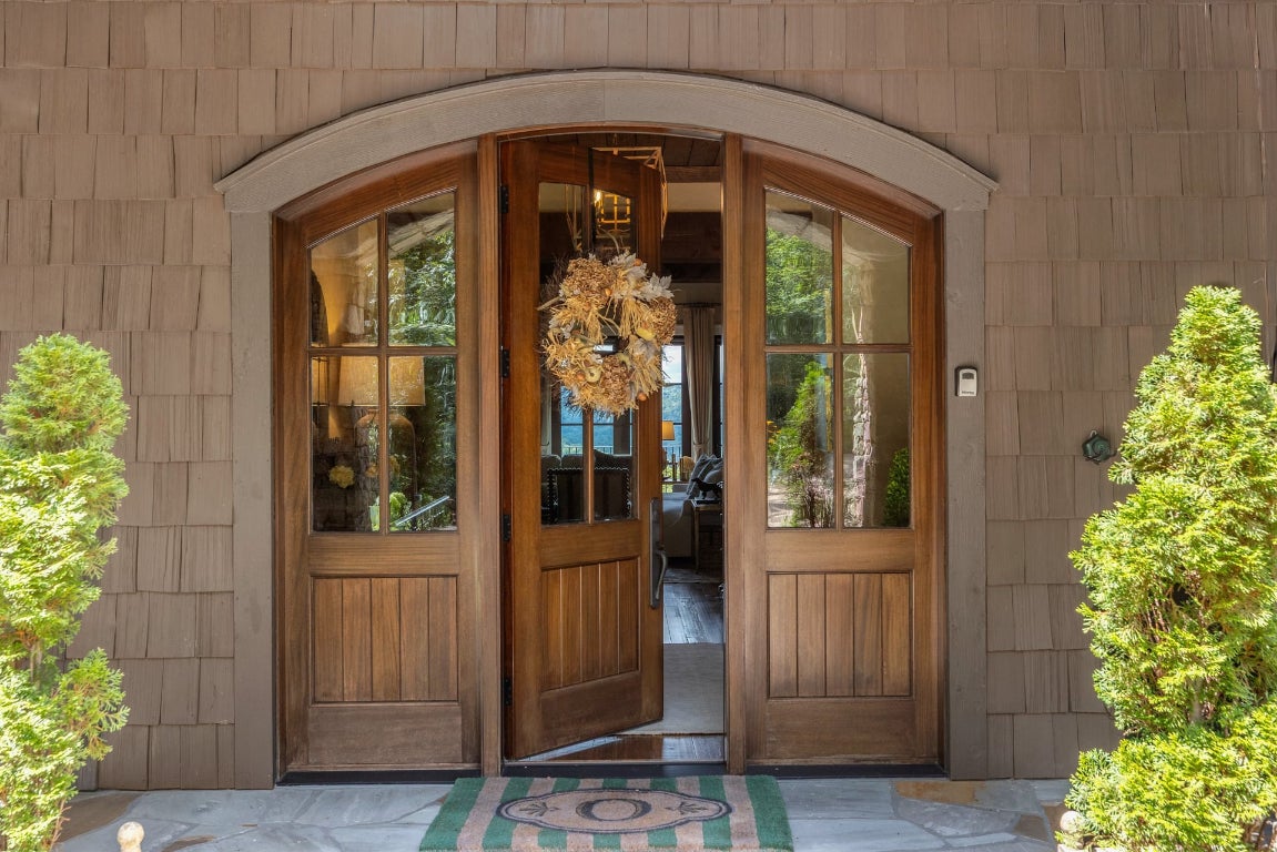 Glenville, North Carolina 28736, United States, 5 Bedrooms Bedrooms, ,6 BathroomsBathrooms,Residential,Active,201348