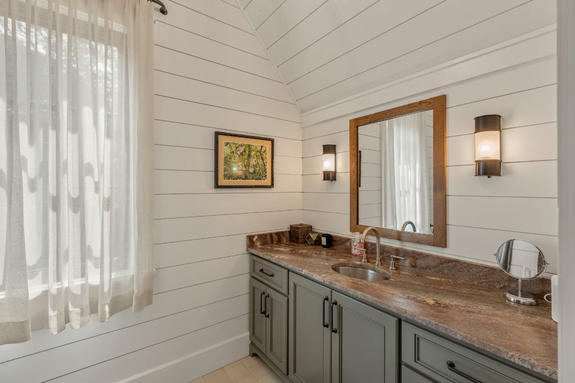 Glenville, North Carolina 28736, United States, 5 Bedrooms Bedrooms, ,6 BathroomsBathrooms,Residential,Active,201348