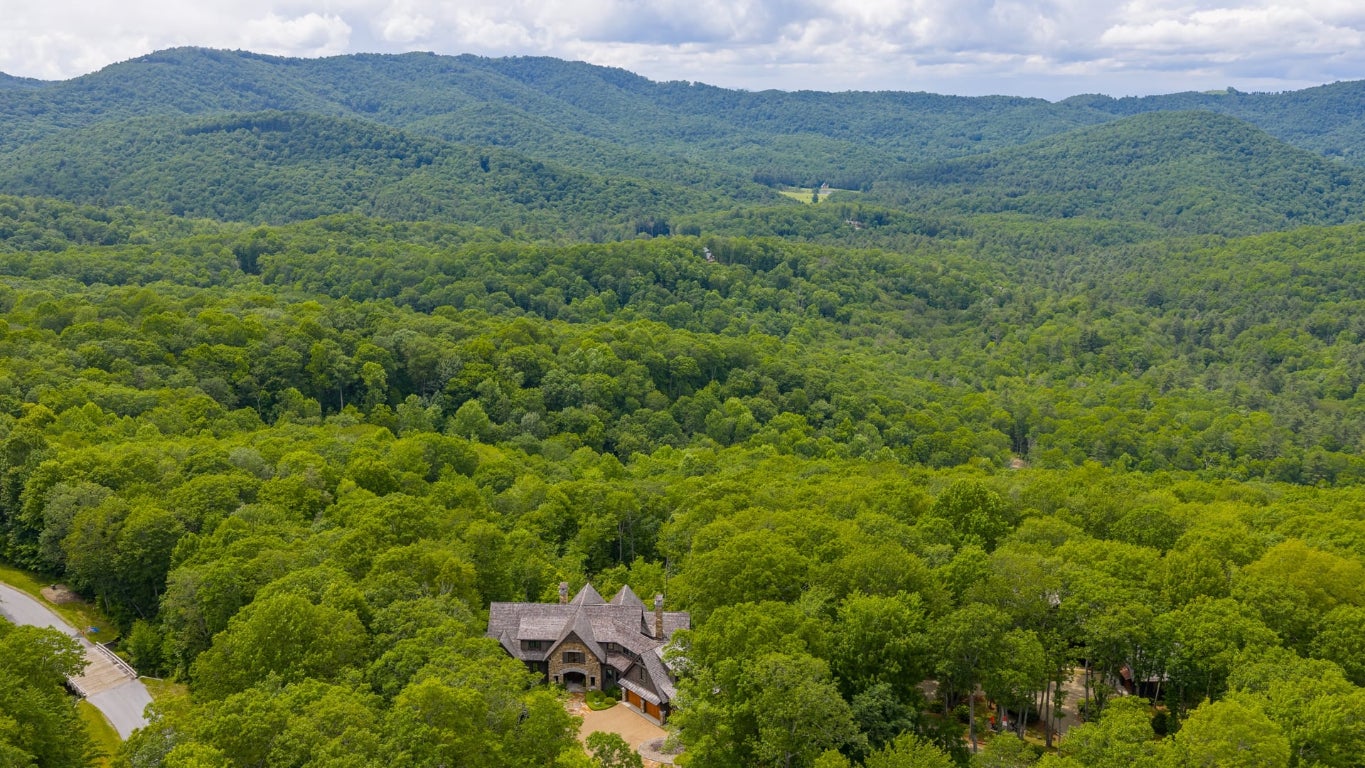 Glenville, North Carolina 28736, United States, 5 Bedrooms Bedrooms, ,6 BathroomsBathrooms,Residential,Active,201348