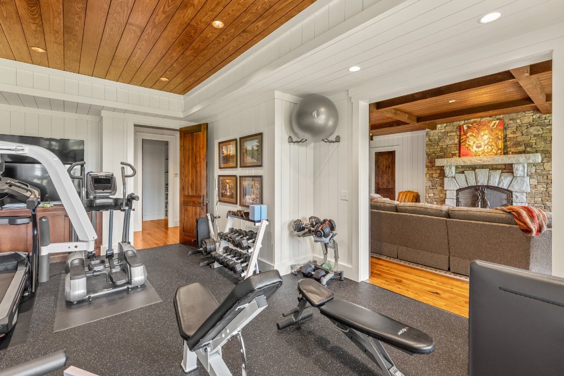 Glenville, North Carolina 28736, United States, 5 Bedrooms Bedrooms, ,6 BathroomsBathrooms,Residential,Active,201348