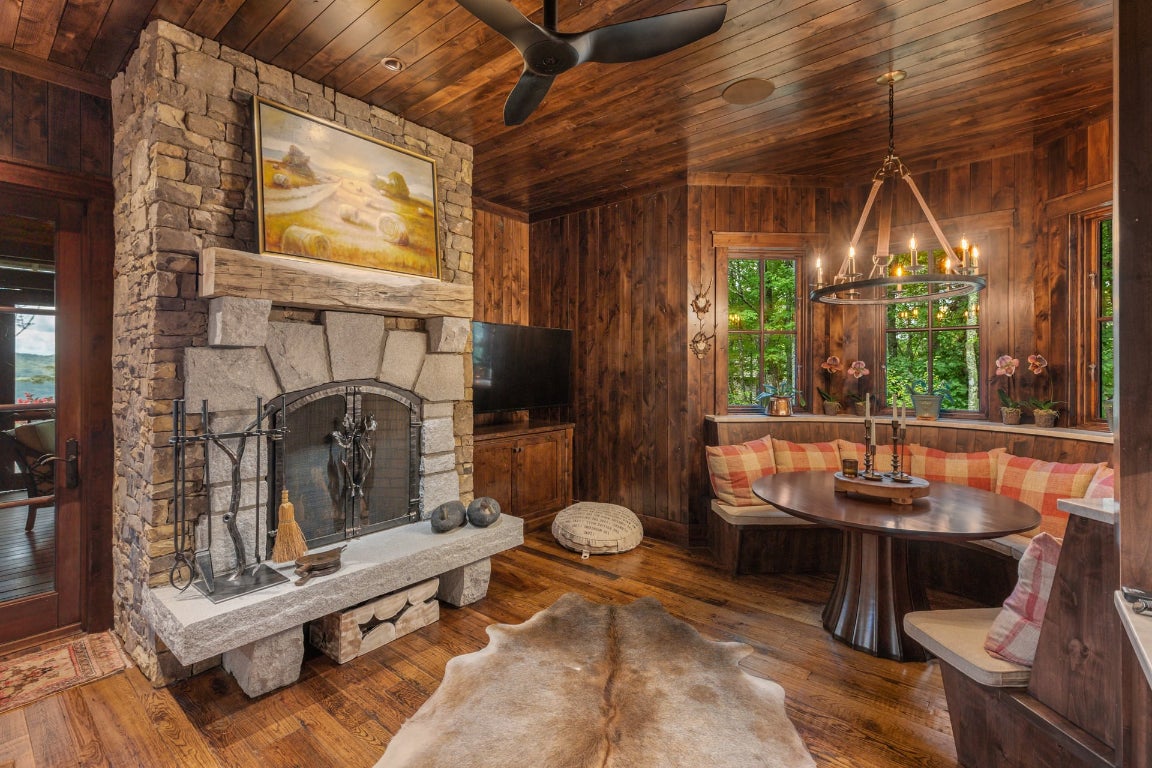 Glenville, North Carolina 28736, United States, 5 Bedrooms Bedrooms, ,6 BathroomsBathrooms,Residential,Active,201348