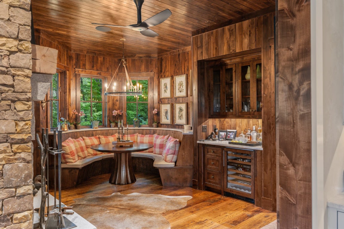 Glenville, North Carolina 28736, United States, 5 Bedrooms Bedrooms, ,6 BathroomsBathrooms,Residential,Active,201348