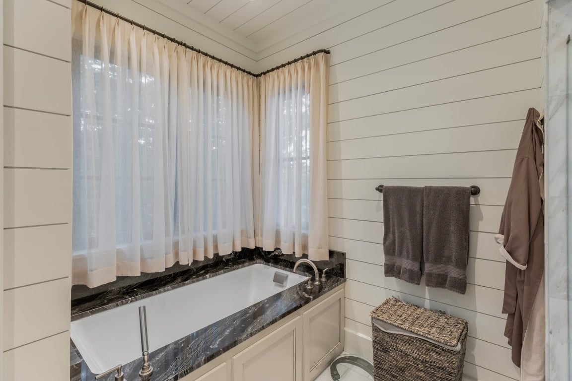 Glenville, North Carolina 28736, United States, 5 Bedrooms Bedrooms, ,6 BathroomsBathrooms,Residential,Active,201348