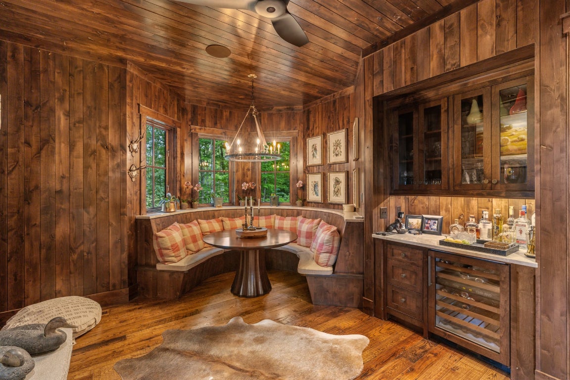 Glenville, North Carolina 28736, United States, 5 Bedrooms Bedrooms, ,6 BathroomsBathrooms,Residential,Active,201348