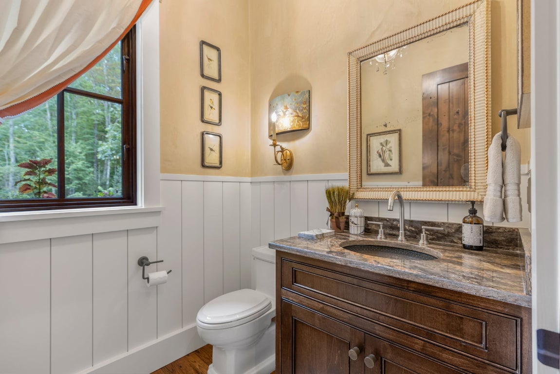 Glenville, North Carolina 28736, United States, 5 Bedrooms Bedrooms, ,6 BathroomsBathrooms,Residential,Active,201348