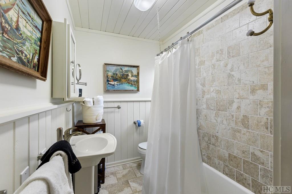 Highlands, North Carolina 28741, United States, 2 Bedrooms Bedrooms, ,2 BathroomsBathrooms,Residential,Active,237347