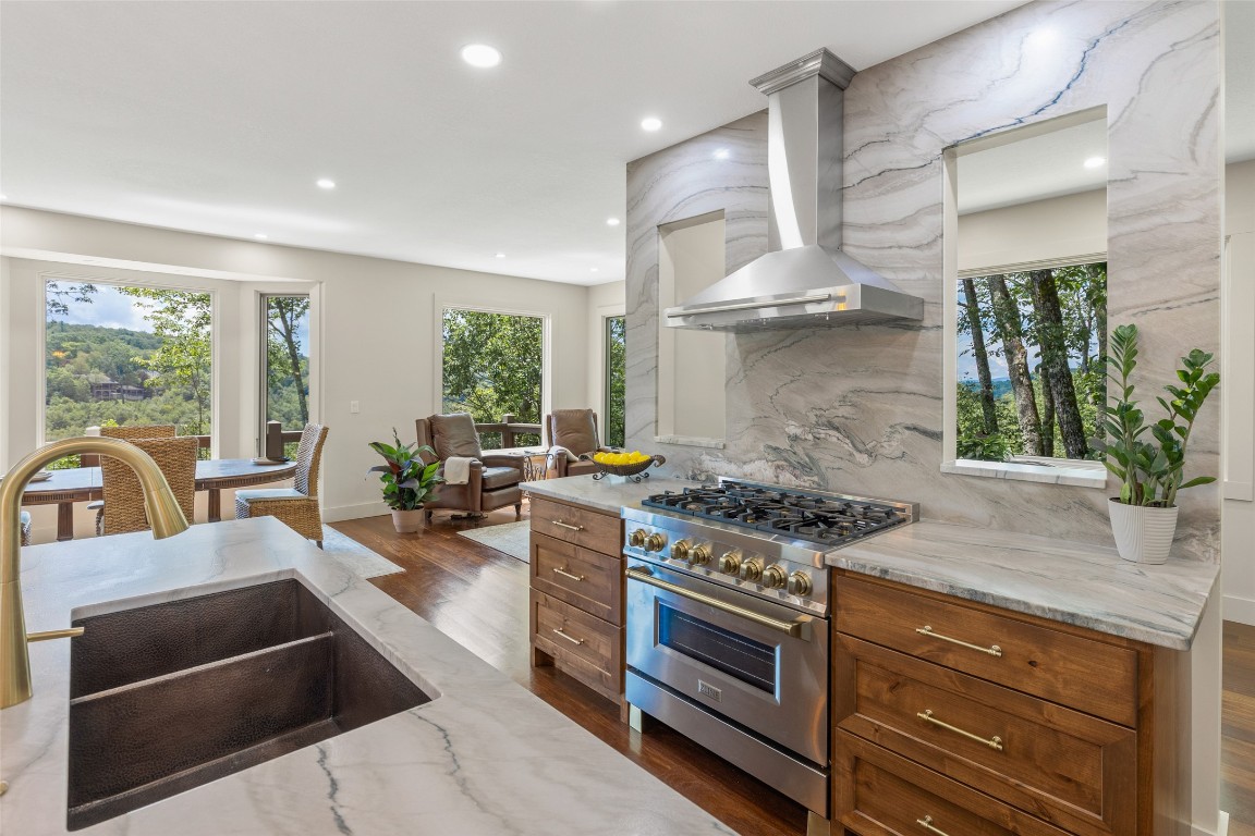 Highlands, North Carolina 28741, United States, 3 Bedrooms Bedrooms, ,5 BathroomsBathrooms,Residential,Active,196915