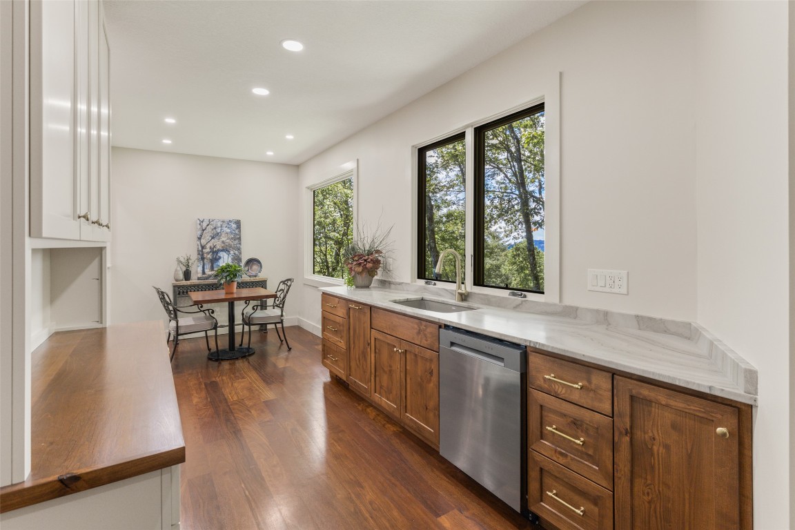 Highlands, North Carolina 28741, United States, 3 Bedrooms Bedrooms, ,5 BathroomsBathrooms,Residential,Active,196915