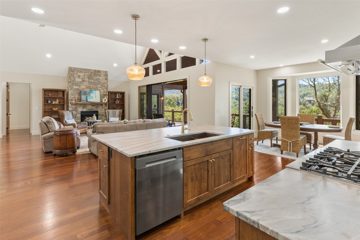 Highlands, North Carolina 28741, United States, 3 Bedrooms Bedrooms, ,5 BathroomsBathrooms,Residential,Active,196915