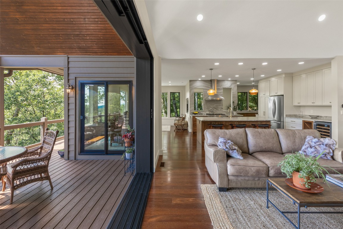 Highlands, North Carolina 28741, United States, 3 Bedrooms Bedrooms, ,5 BathroomsBathrooms,Residential,Active,196915