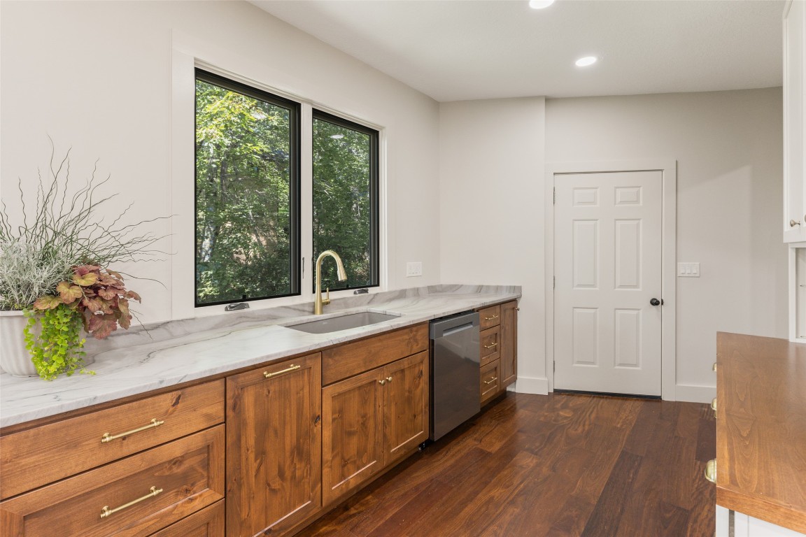 Highlands, North Carolina 28741, United States, 3 Bedrooms Bedrooms, ,5 BathroomsBathrooms,Residential,Active,196915