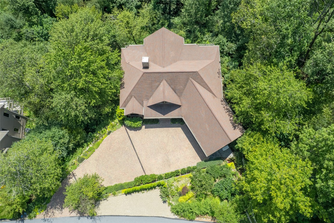 Highlands, North Carolina 28741, United States, 3 Bedrooms Bedrooms, ,5 BathroomsBathrooms,Residential,Active,196915