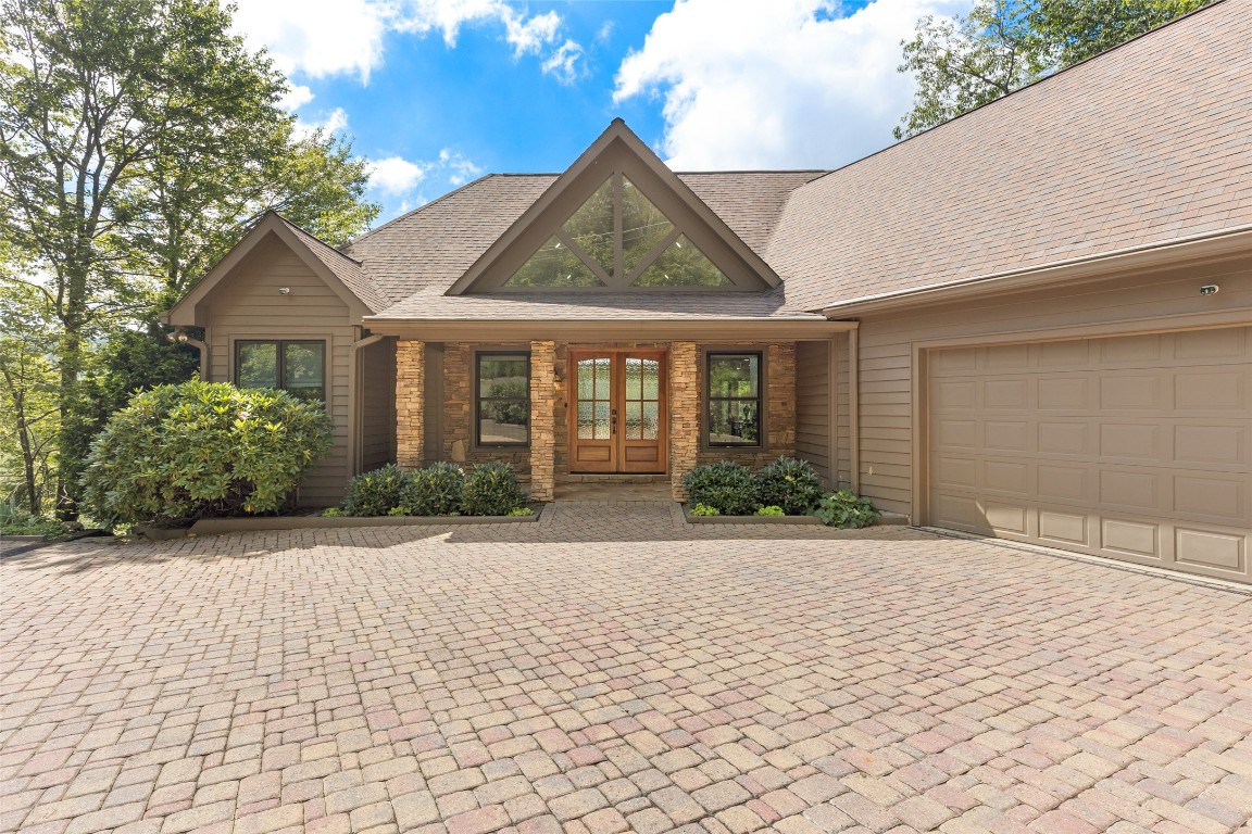 Highlands, North Carolina 28741, United States, 3 Bedrooms Bedrooms, ,5 BathroomsBathrooms,Residential,Active,196915