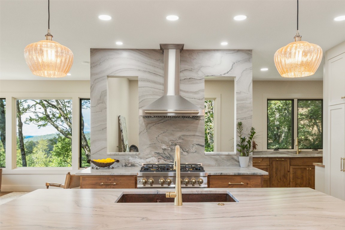 Highlands, North Carolina 28741, United States, 3 Bedrooms Bedrooms, ,5 BathroomsBathrooms,Residential,Active,196915