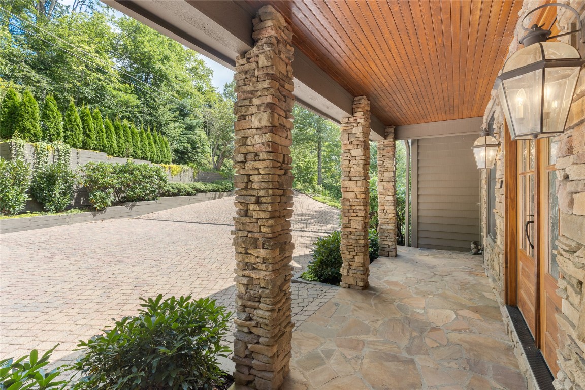 Highlands, North Carolina 28741, United States, 3 Bedrooms Bedrooms, ,5 BathroomsBathrooms,Residential,Active,196915