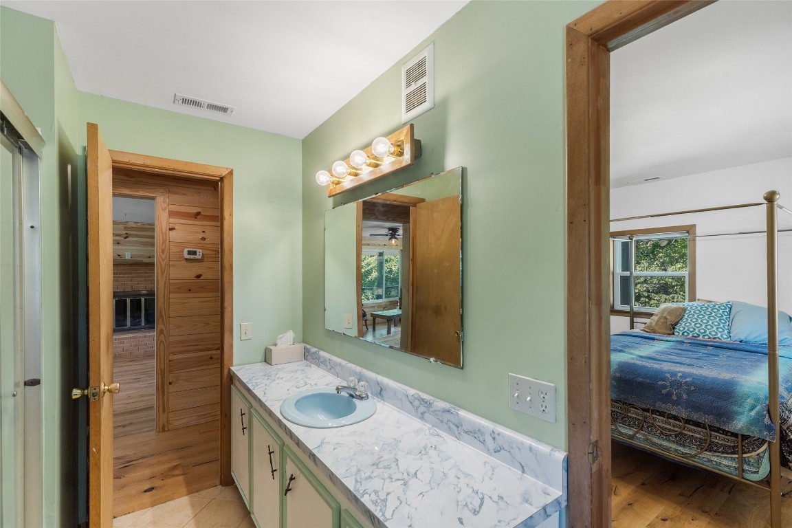 Franklin, North Carolina 28734, United States, 1 Bedroom Bedrooms, ,2 BathroomsBathrooms,Residential,Active,137892