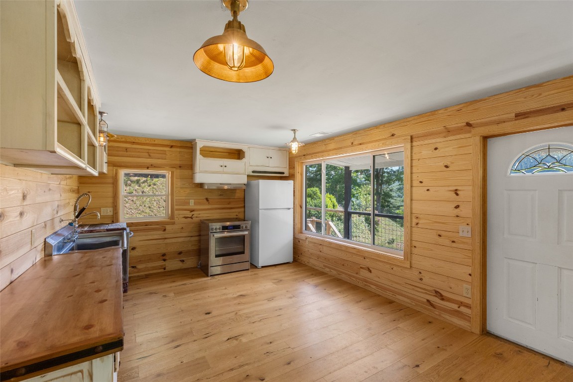 Franklin, North Carolina 28734, United States, 1 Bedroom Bedrooms, ,2 BathroomsBathrooms,Residential,Active,137892