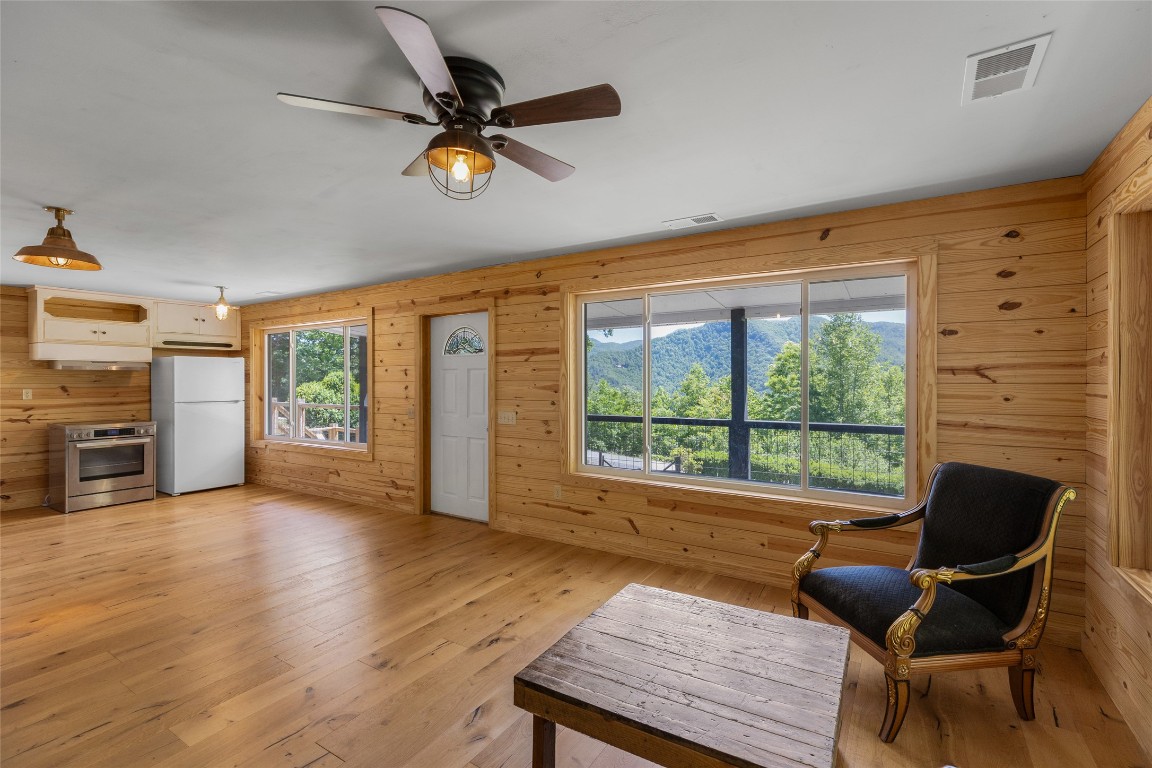 Franklin, North Carolina 28734, United States, 1 Bedroom Bedrooms, ,2 BathroomsBathrooms,Residential,Active,137892