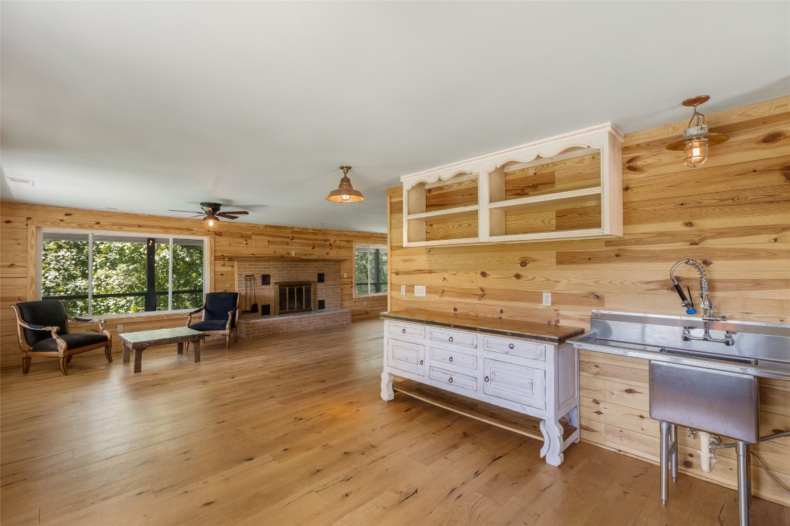 Franklin, North Carolina 28734, United States, 1 Bedroom Bedrooms, ,2 BathroomsBathrooms,Residential,Active,137892