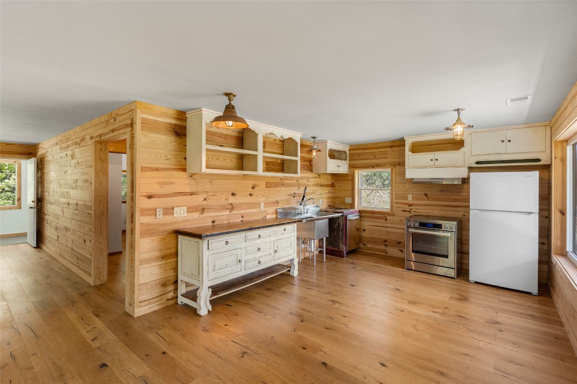 Franklin, North Carolina 28734, United States, 1 Bedroom Bedrooms, ,2 BathroomsBathrooms,Residential,Active,137892