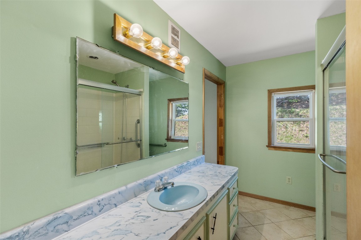 Franklin, North Carolina 28734, United States, 1 Bedroom Bedrooms, ,2 BathroomsBathrooms,Residential,Active,137892