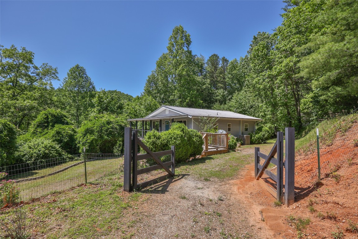 Franklin, North Carolina 28734, United States, 1 Bedroom Bedrooms, ,2 BathroomsBathrooms,Residential,Active,137892