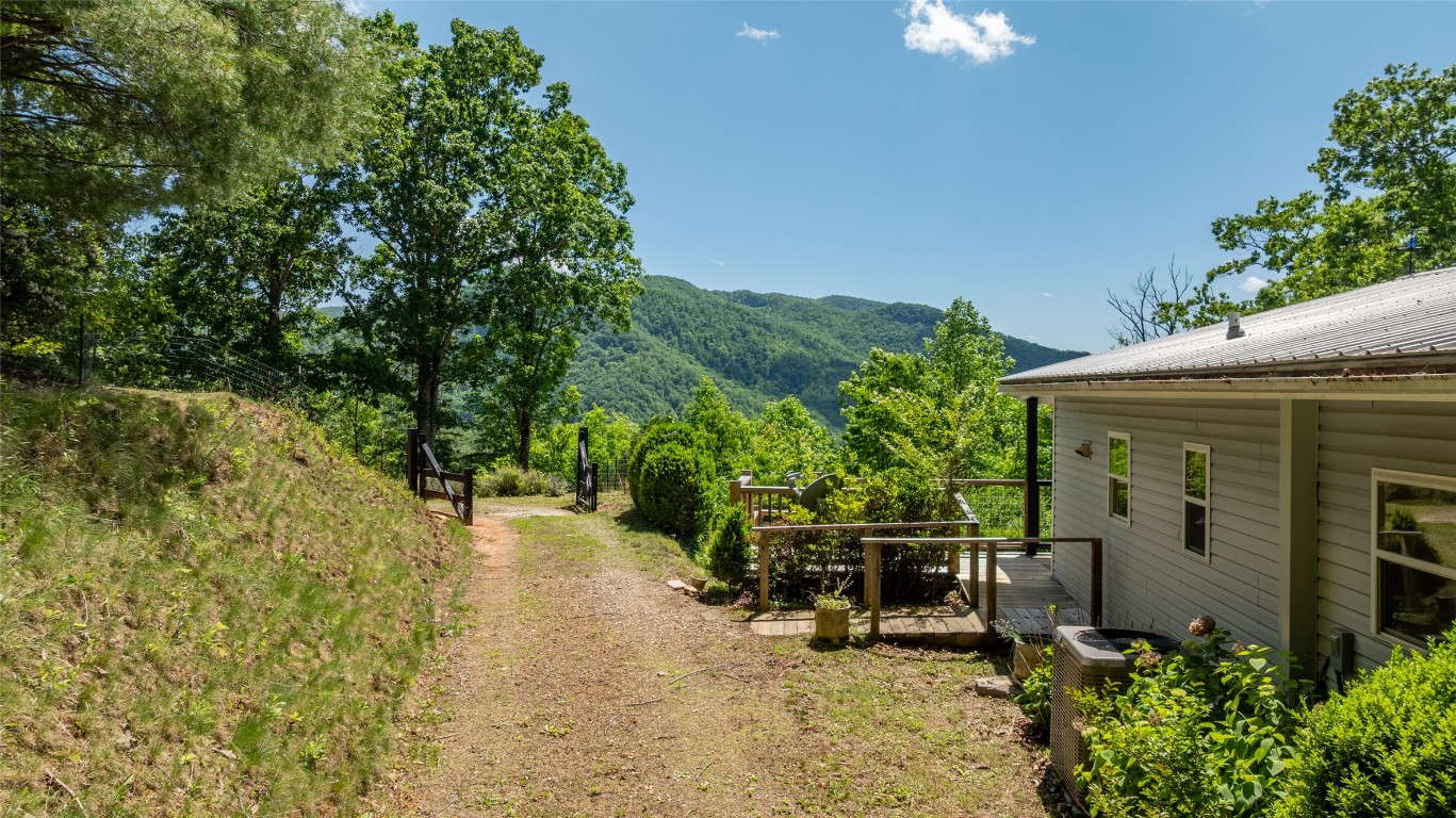 Franklin, North Carolina 28734, United States, 1 Bedroom Bedrooms, ,2 BathroomsBathrooms,Residential,Active,137892