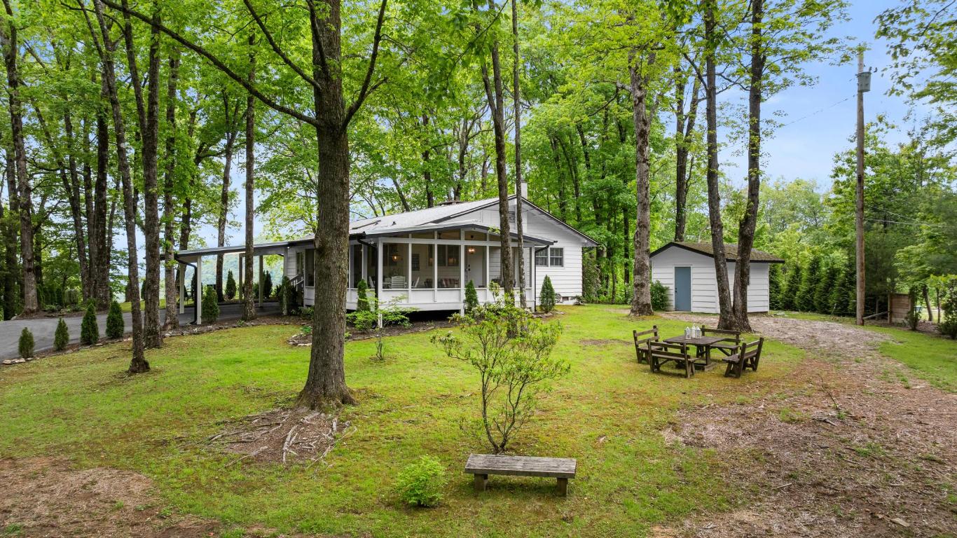 Highlands, North Carolina 28741, United States, 3 Bedrooms Bedrooms, ,2 BathroomsBathrooms,Residential,Active,139895