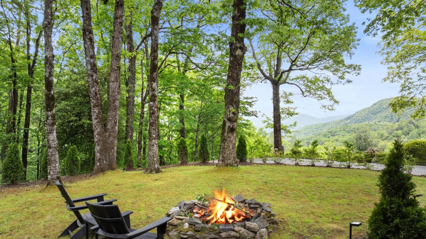 Highlands, North Carolina 28741, United States, 3 Bedrooms Bedrooms, ,2 BathroomsBathrooms,Residential,Active,139895