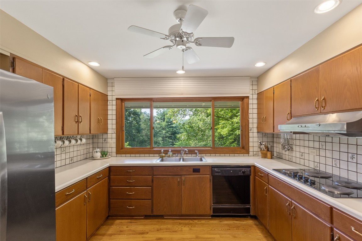 Highlands, North Carolina 28741, United States, 4 Bedrooms Bedrooms, ,3 BathroomsBathrooms,Residential,Active,188471