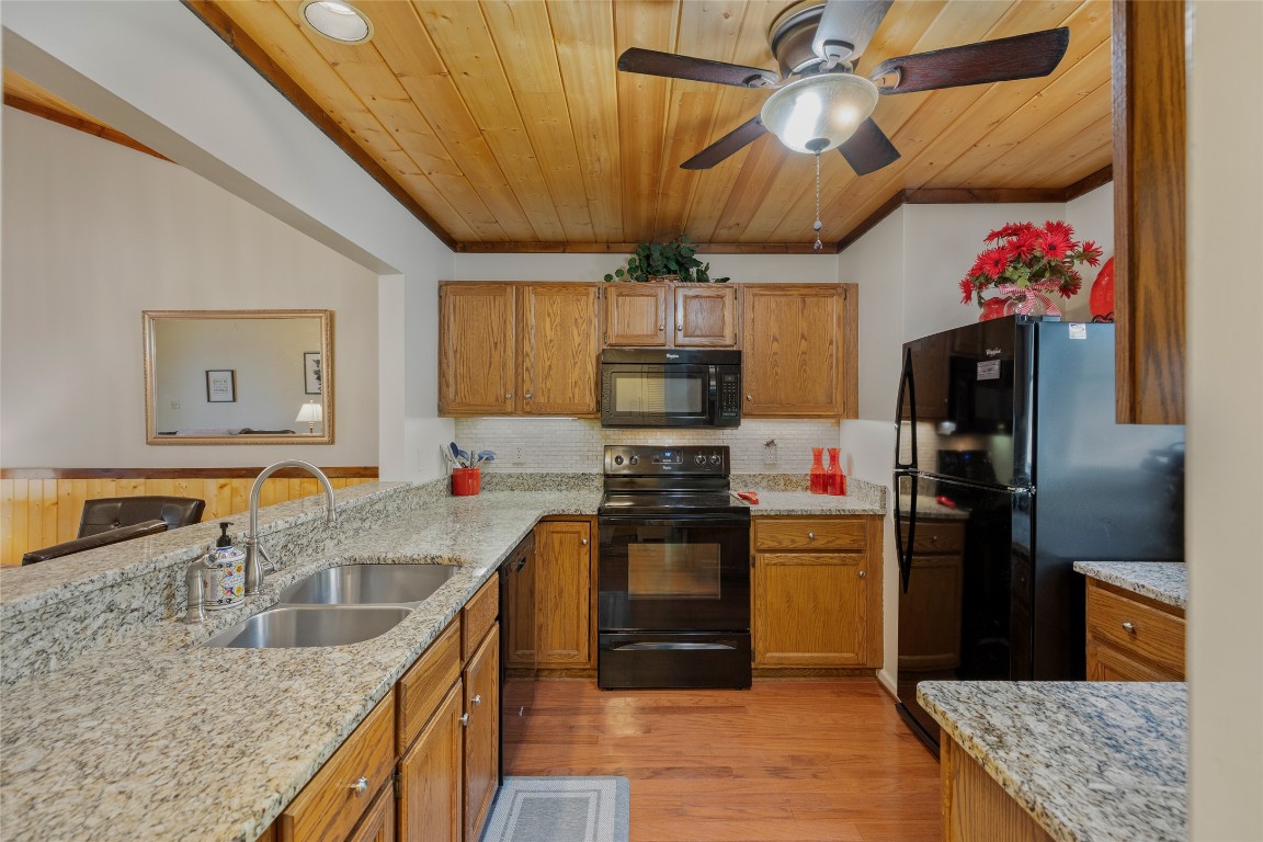 Sapphire, North Carolina 28774, United States, 2 Bedrooms Bedrooms, ,2 BathroomsBathrooms,Residential,Pending,111475