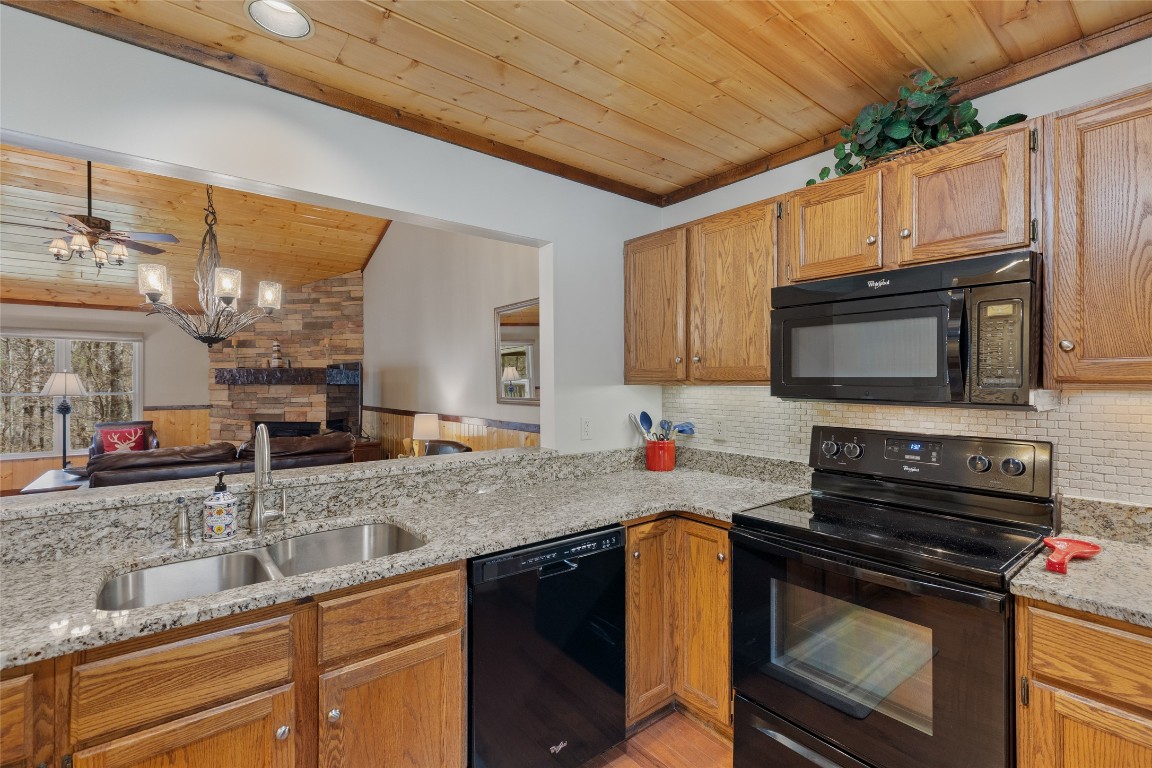 Sapphire, North Carolina 28774, United States, 2 Bedrooms Bedrooms, ,2 BathroomsBathrooms,Residential,Pending,111475