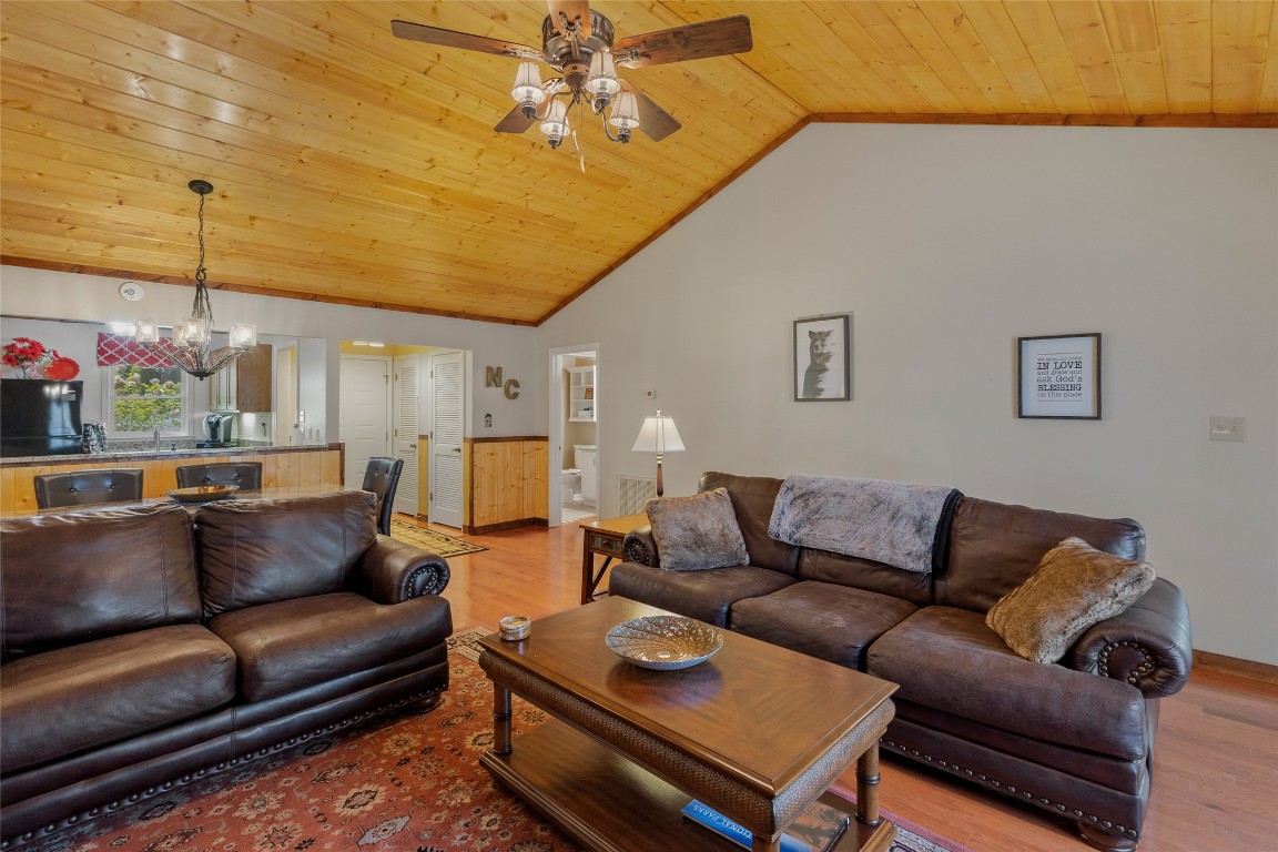 Sapphire, North Carolina 28774, United States, 2 Bedrooms Bedrooms, ,2 BathroomsBathrooms,Residential,Pending,111475