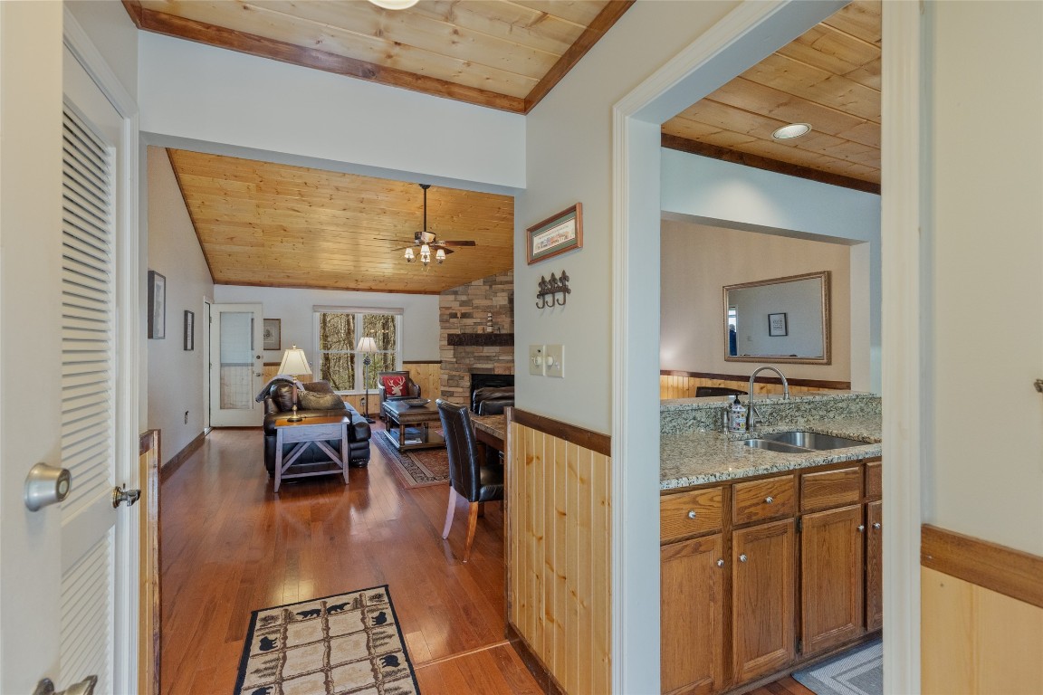 Sapphire, North Carolina 28774, United States, 2 Bedrooms Bedrooms, ,2 BathroomsBathrooms,Residential,Pending,111475