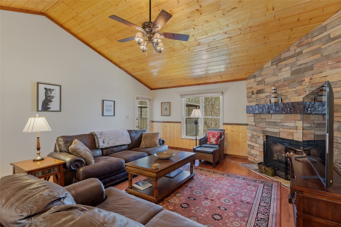 Sapphire, North Carolina 28774, United States, 2 Bedrooms Bedrooms, ,2 BathroomsBathrooms,Residential,Pending,111475