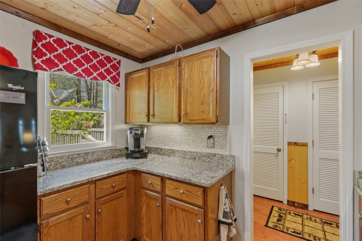 Sapphire, North Carolina 28774, United States, 2 Bedrooms Bedrooms, ,2 BathroomsBathrooms,Residential,Pending,111475