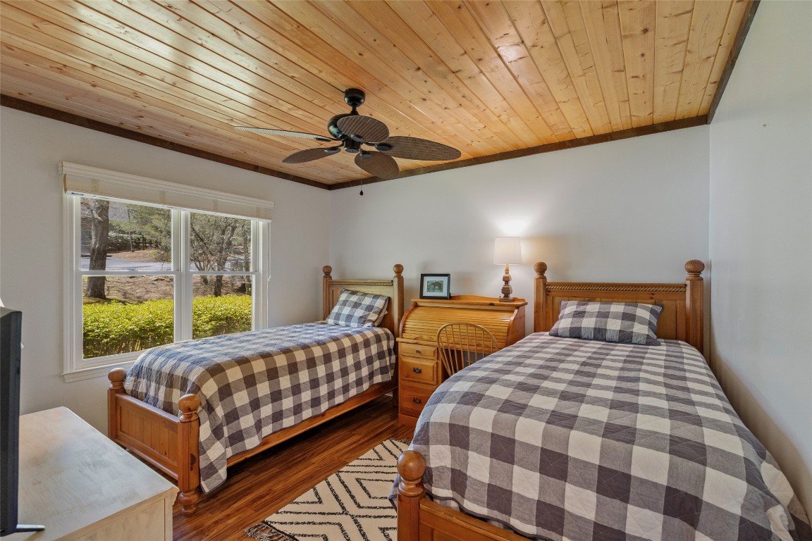 Sapphire, North Carolina 28774, United States, 2 Bedrooms Bedrooms, ,2 BathroomsBathrooms,Residential,Pending,111475