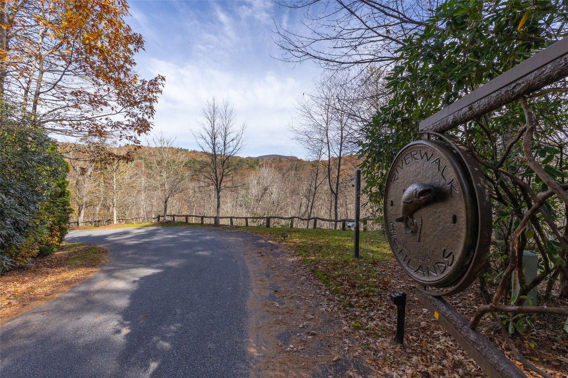 Highlands, North Carolina 28741, United States, 6 Bedrooms Bedrooms, ,7 BathroomsBathrooms,Residential,Active,241023