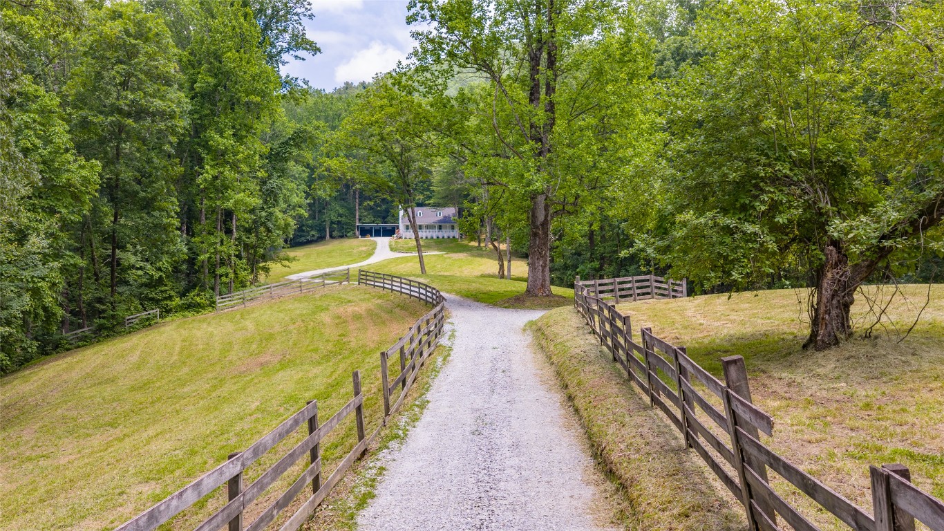 Highlands, North Carolina 28741, United States, 4 Bedrooms Bedrooms, ,3 BathroomsBathrooms,Residential,Active,146555