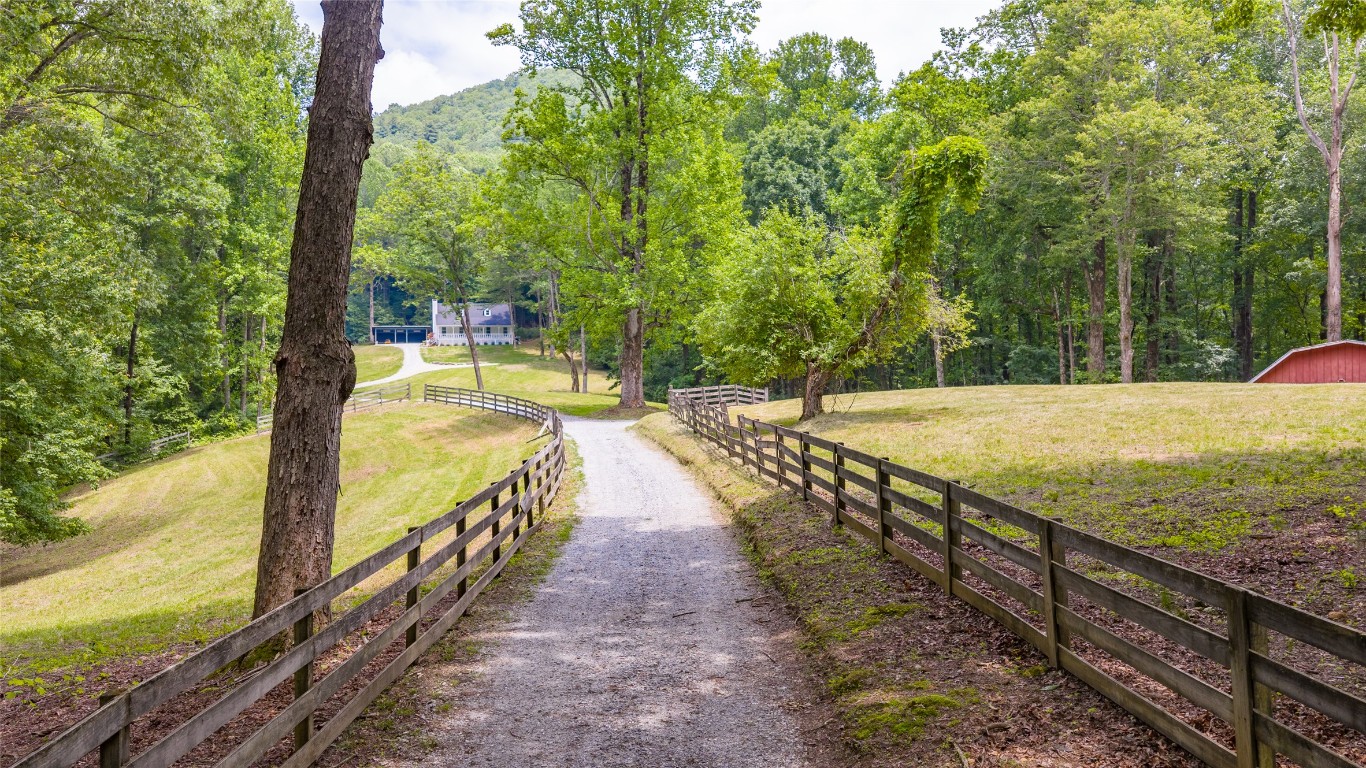 Highlands, North Carolina 28741, United States, 4 Bedrooms Bedrooms, ,3 BathroomsBathrooms,Residential,Active,146555
