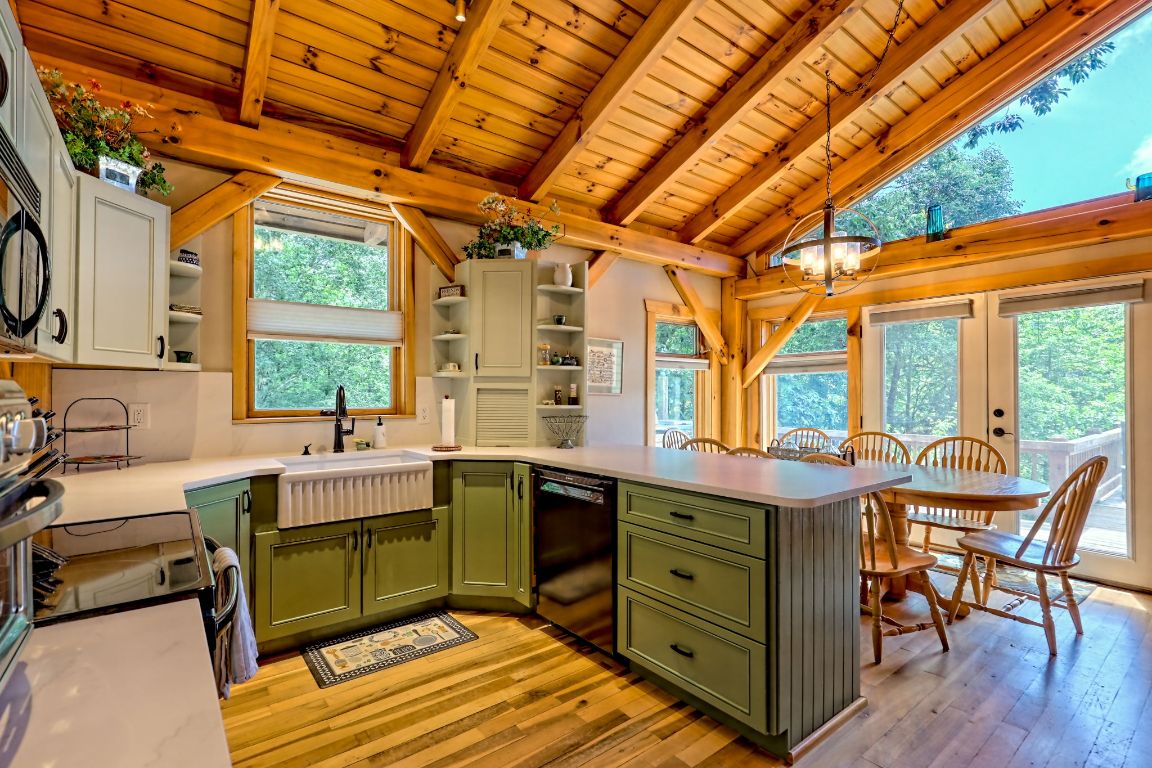 Scaly Mountain, North Carolina 28775, United States, 4 Bedrooms Bedrooms, ,4 BathroomsBathrooms,Residential,Active,172316