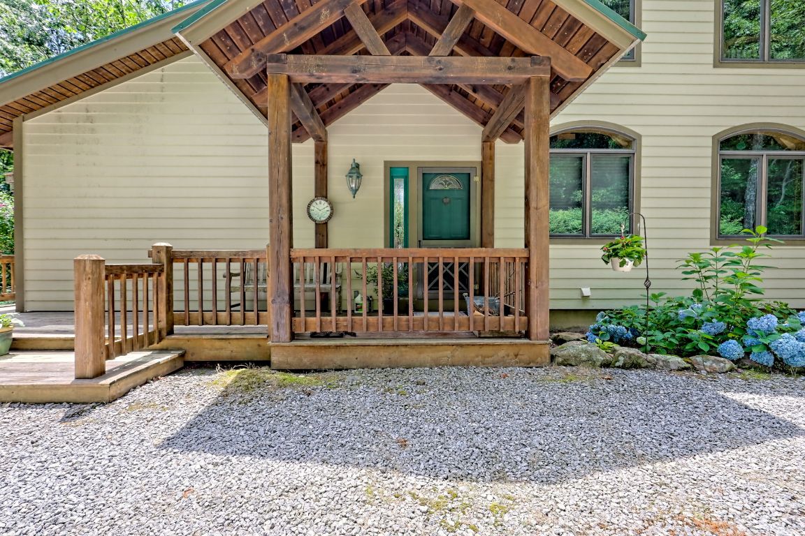 Scaly Mountain, North Carolina 28775, United States, 4 Bedrooms Bedrooms, ,4 BathroomsBathrooms,Residential,Active,172316