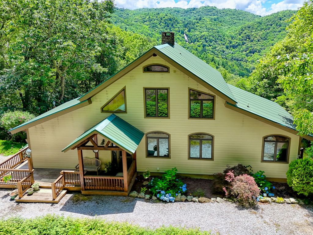Scaly Mountain, North Carolina 28775, United States, 4 Bedrooms Bedrooms, ,4 BathroomsBathrooms,Residential,Active,172316