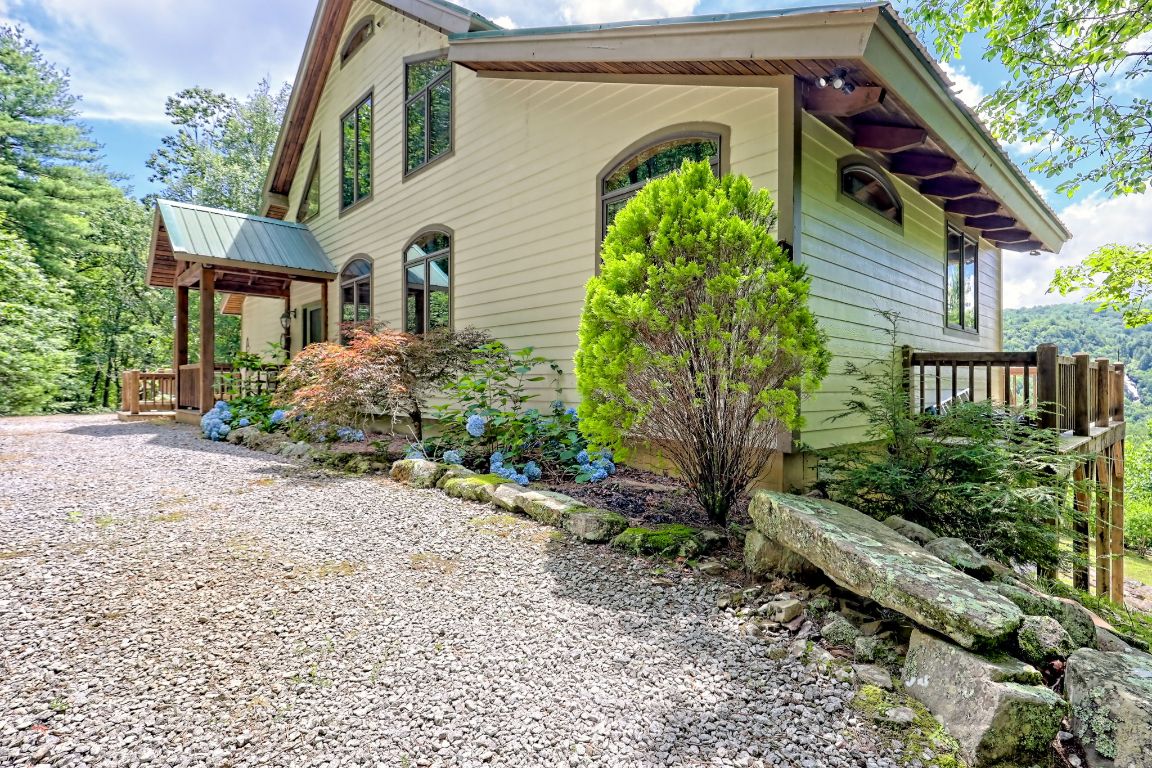 Scaly Mountain, North Carolina 28775, United States, 4 Bedrooms Bedrooms, ,4 BathroomsBathrooms,Residential,Active,172316