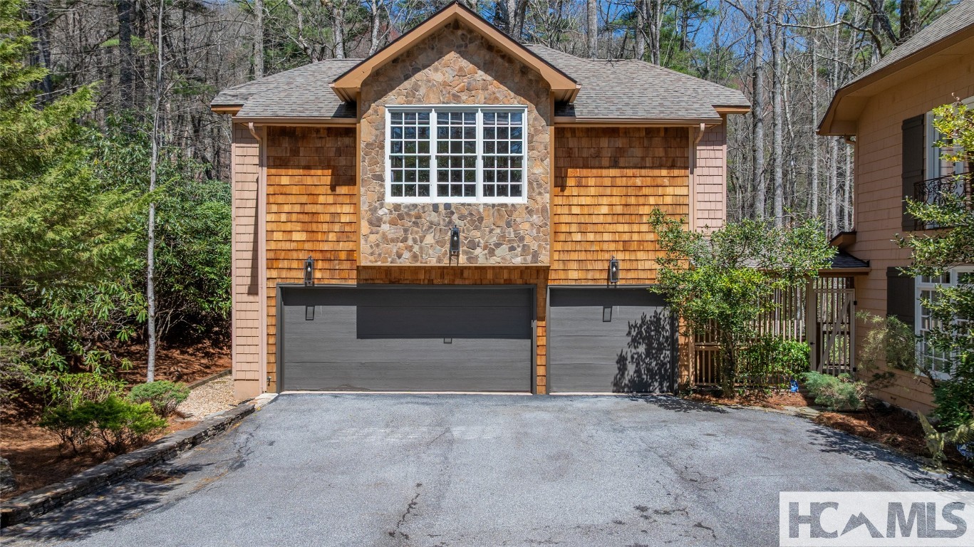 Highlands, North Carolina 28741, United States, 4 Bedrooms Bedrooms, ,5 BathroomsBathrooms,Residential,Active,194511